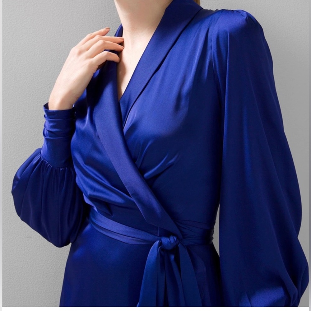 🔥SALE🔥WHBM Sleeve Satin Wrap Dress NEW ⭐️ - Picture 4 of 7
